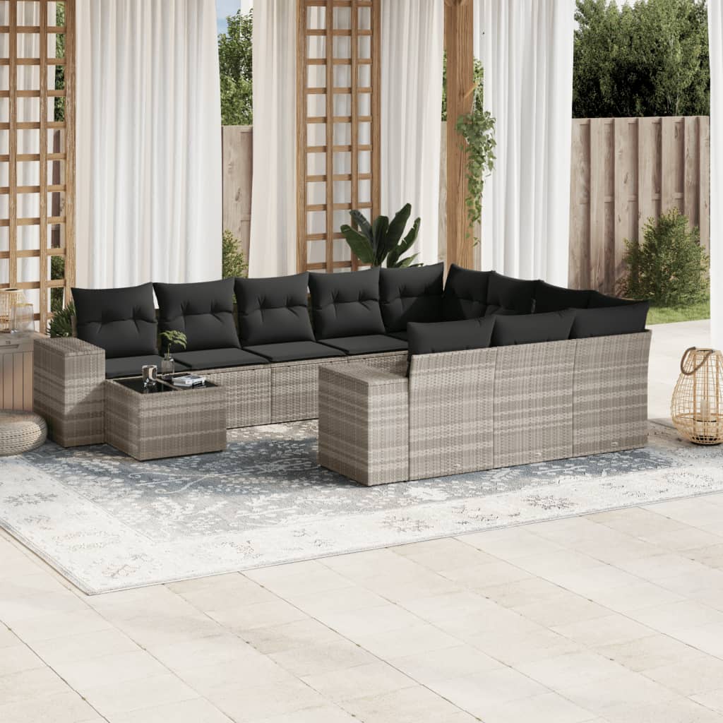 11 muebles de jardín con cojines de resina tejida en gris claro.