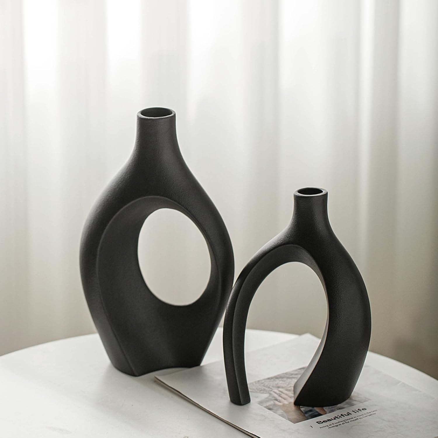 Conjunto de 2 vasos de cerâmica para decoração de interiores, com design vazado e convidativo, estilo nórdico e boêmio, estético e moderno. - 2