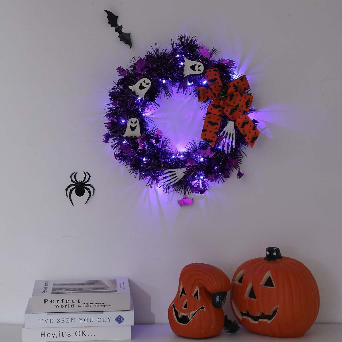 Podświetlany wieniec z duchami na Halloween, dekoracja drzwi lub ściany zewnętrznej, upiorny design, idealny do domu lub na imprezę tematyczną