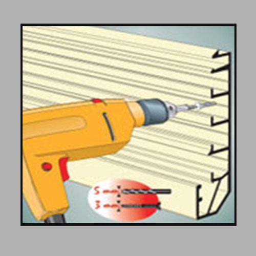 Plinthe électrique avec goulottes en PVC placage chêne verni Dinachoc P154 - 4