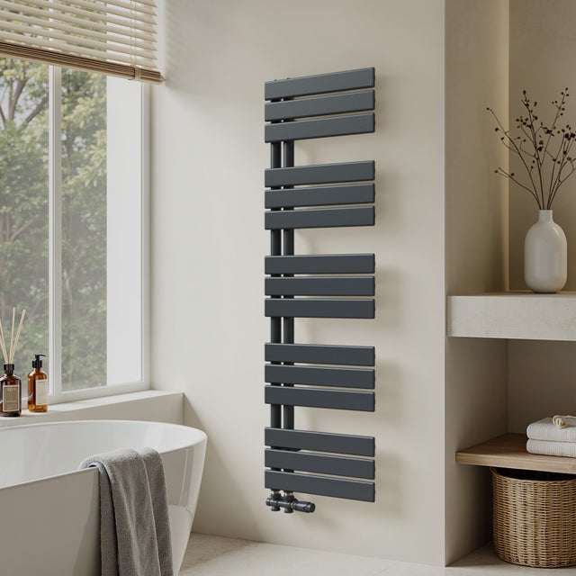 Scaldasalviette ad acqua 598 W, 132 × 40 cm antracite, tubi piatti in acciaio, attacco centrale, valvole non incluse - S'AFIELINA