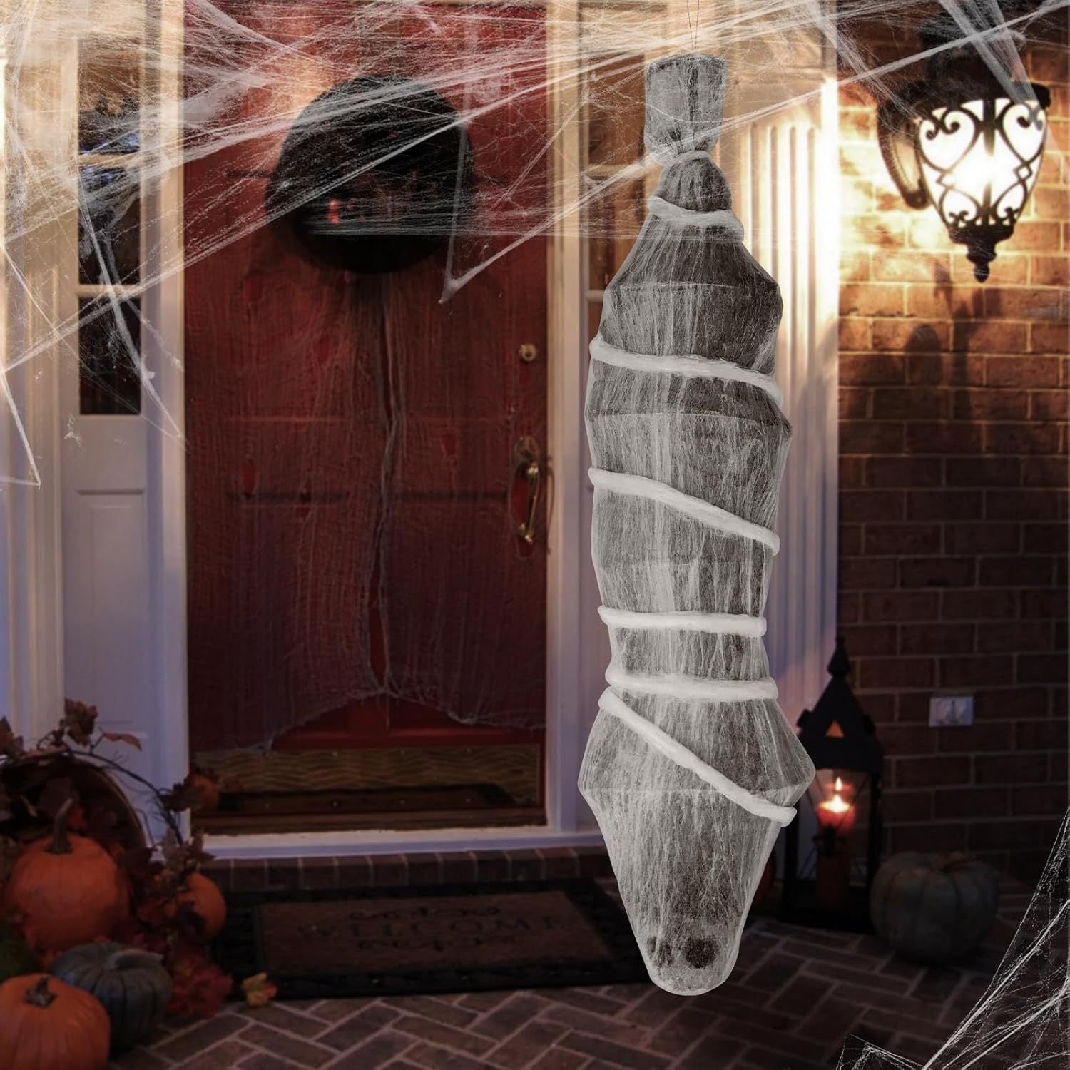 Straszna dekoracja trupa w kokonie na Halloween, przerażające akcesoria dekoracyjne do wnętrz i zewnętrz domów przytulonych