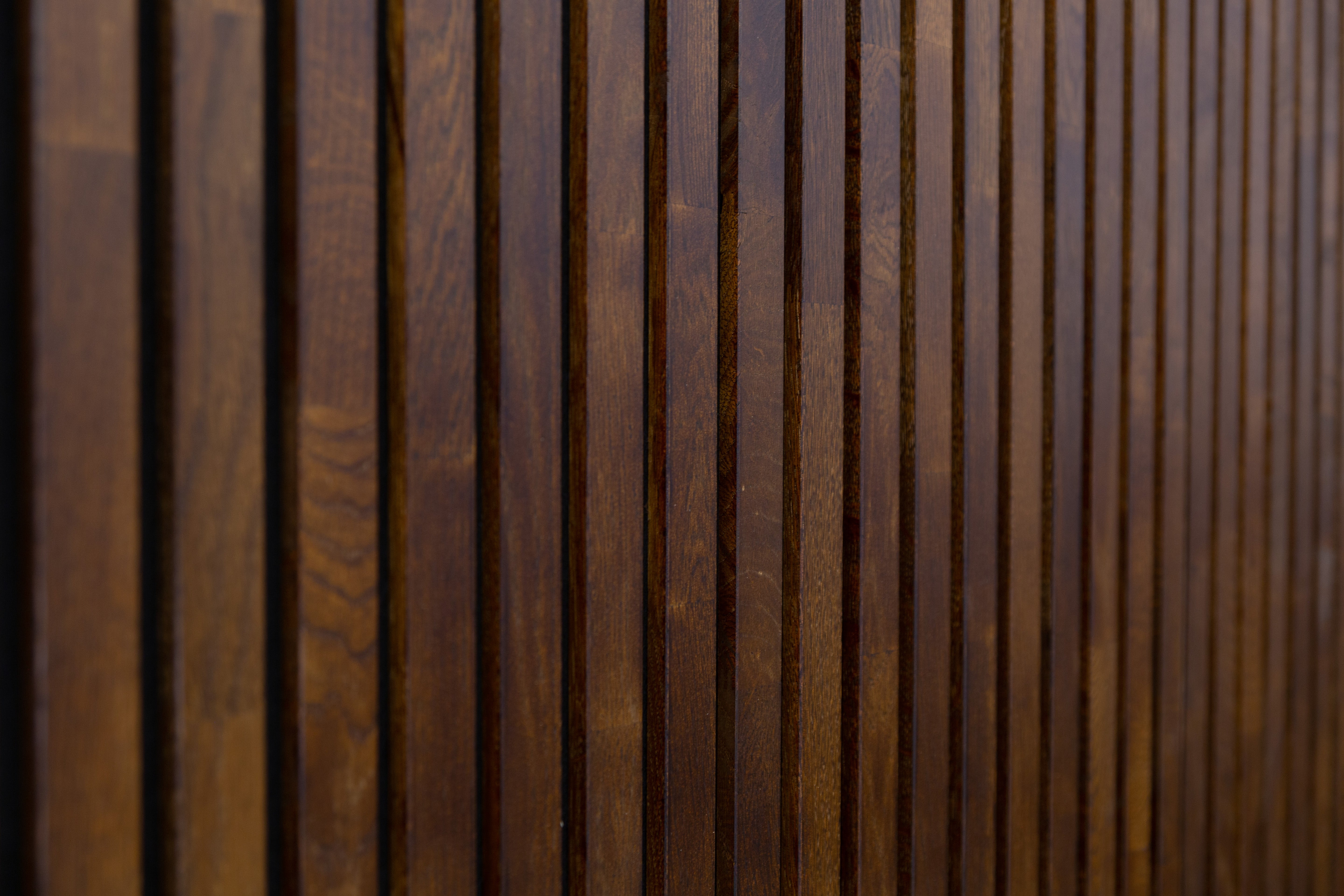 Panneau Tasseau Acoustique en Bois - Bois de Bouleau Massif - 2400x600mm - Lattes 18mm, Support en Feutre Noir - 4