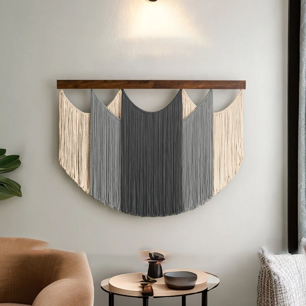 Des pompons en corde de coton sont accrochés au mur du salon Vert - 2