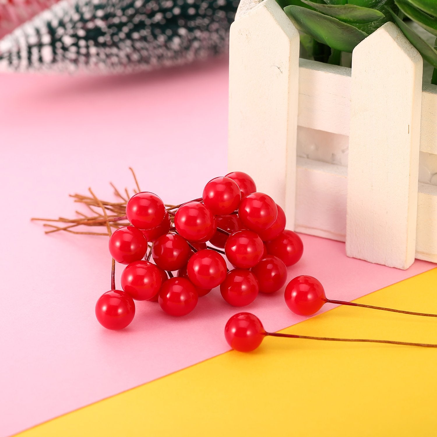 100 bayas de acebo de Navidad compactas de colores brillantes para decoración de jardín - 5