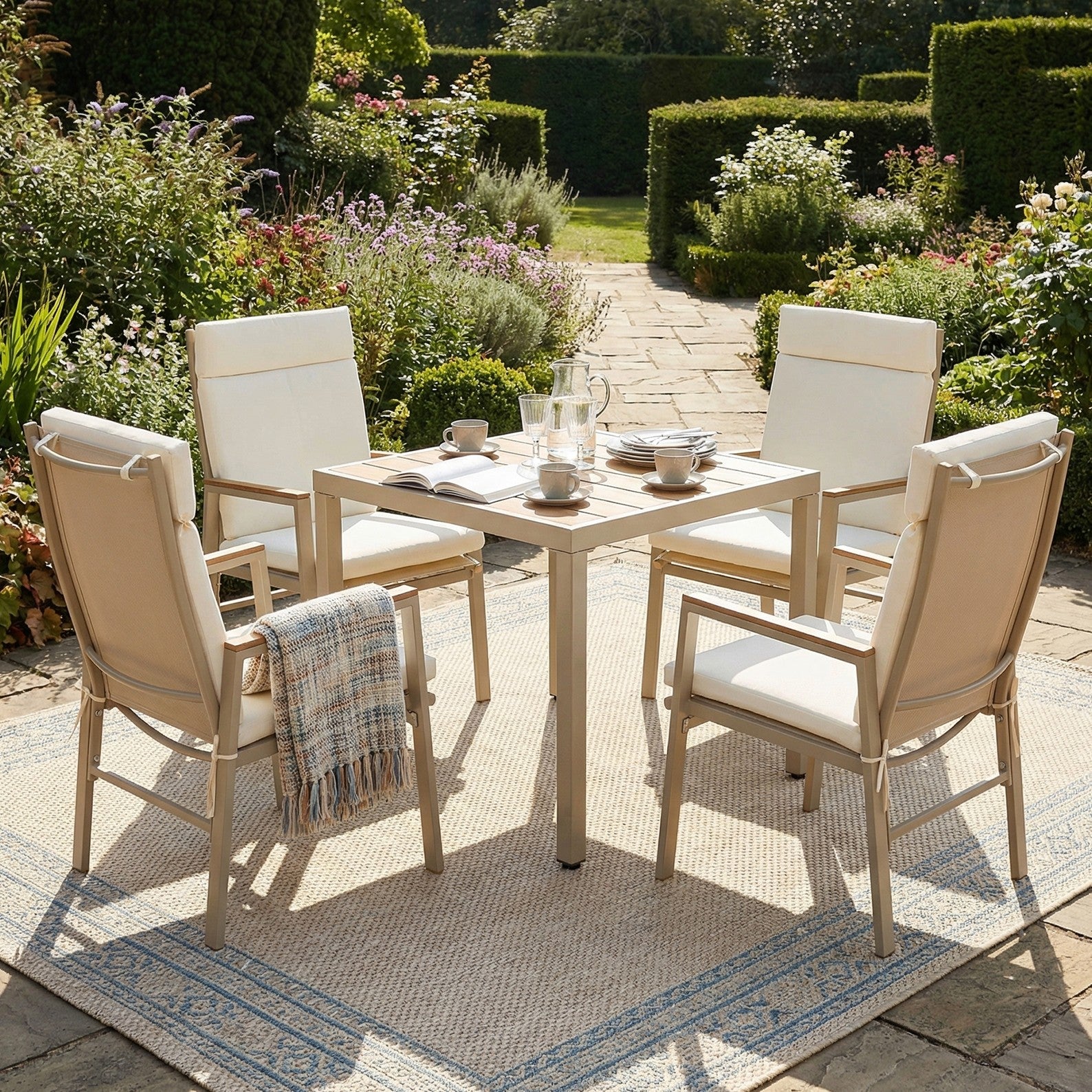 Conjunto de Comedor para Jardín de 4 Personas - Mesa y 4 Sillas de Hierro Galvanizado y Tablero de WPC Khaki y Beige - 2