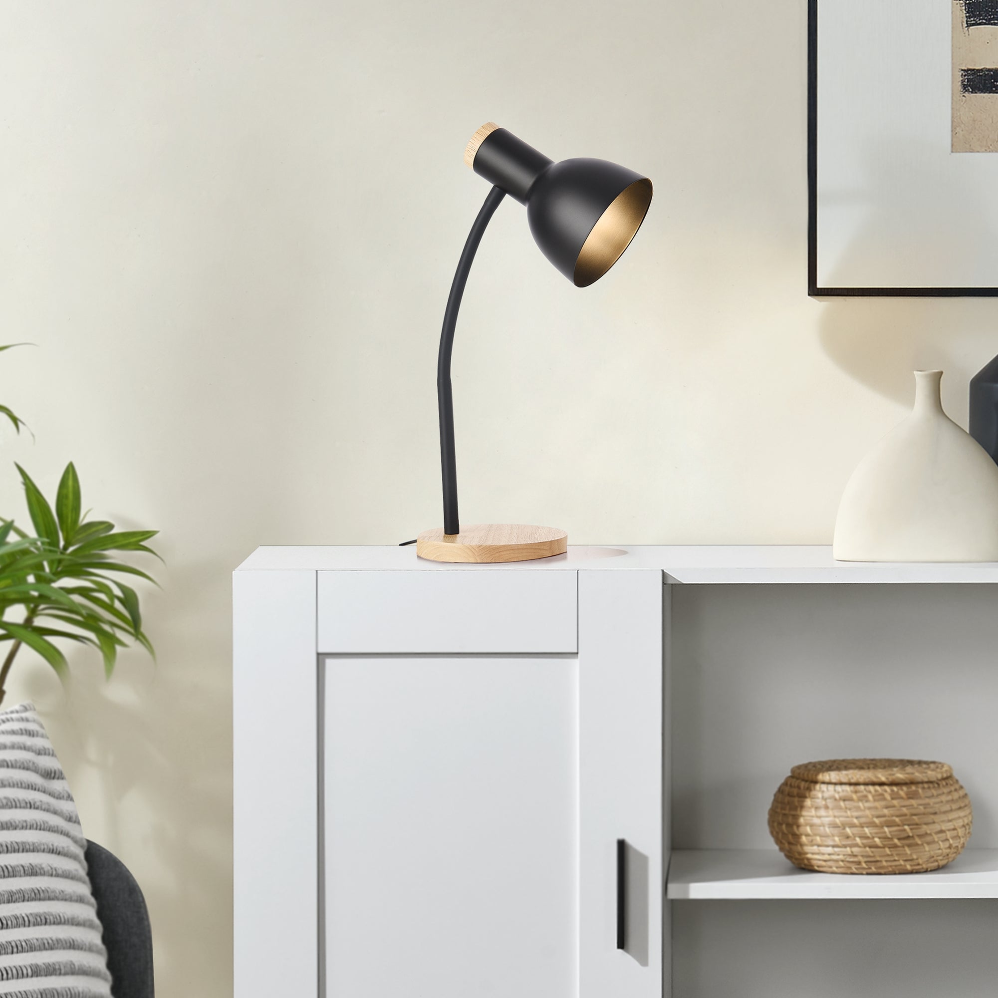 Lampada Da Scrivania LED Corfu Di Arte Lamp - Design Italiano Con Paralume Beige E Finiture Dorate