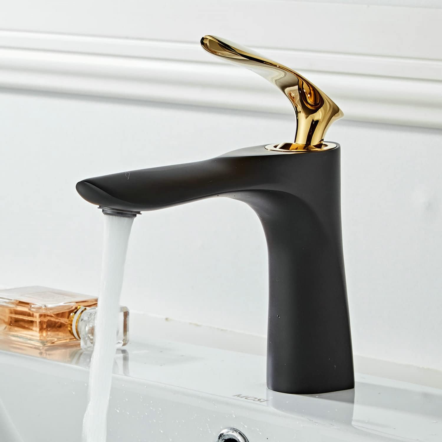 Czarno-złota bateria umywalkowa do łazienki - Bateria mieszaczowa z wykończeniem mosiężnym - Bateria mieszaczowa z umywalką