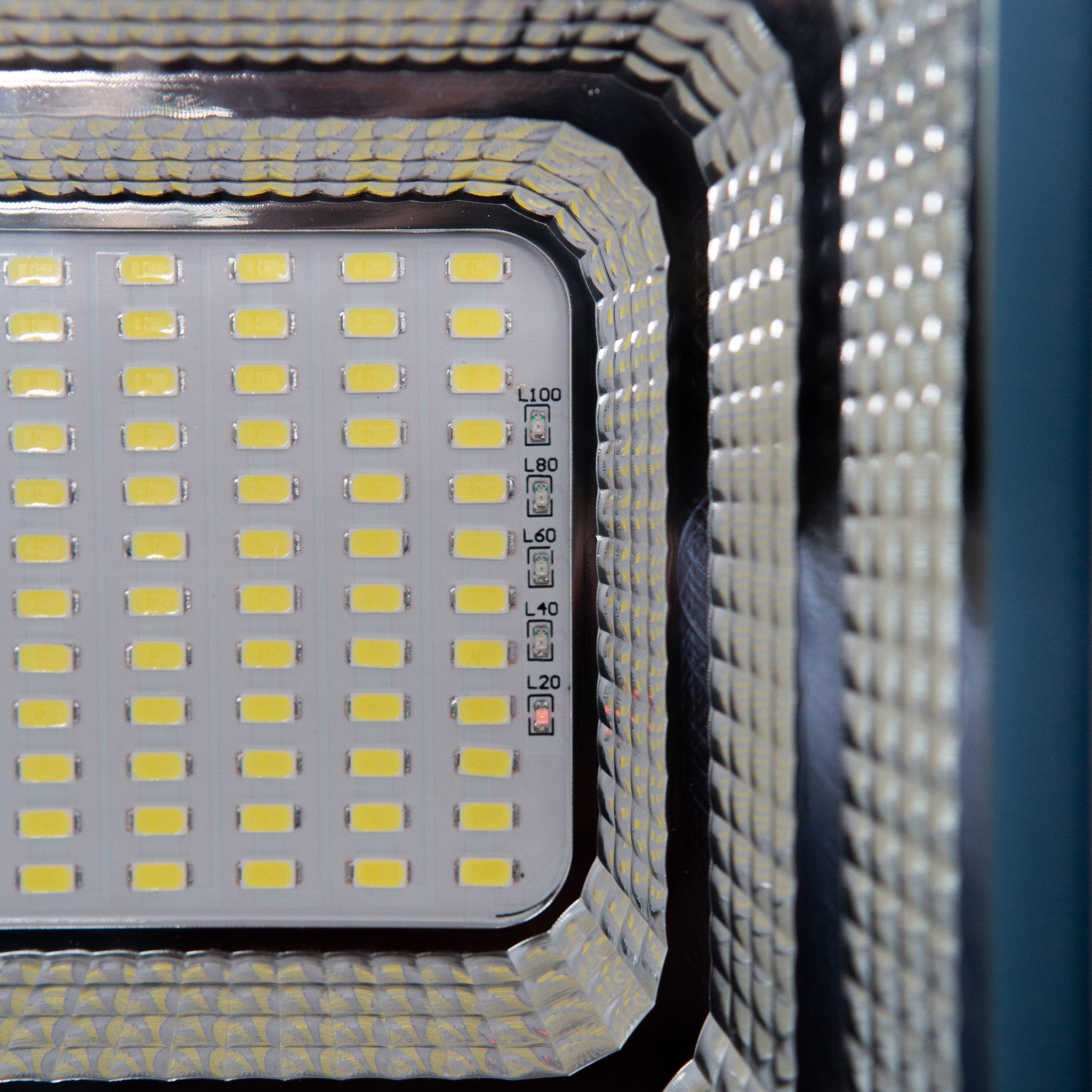 Projecteur solaire LED Iplux® PowerBeam Elite 4000 lumens - Haute qualité - Détecteur de mouvement - IP66 - 6000K - Aluminium - 11