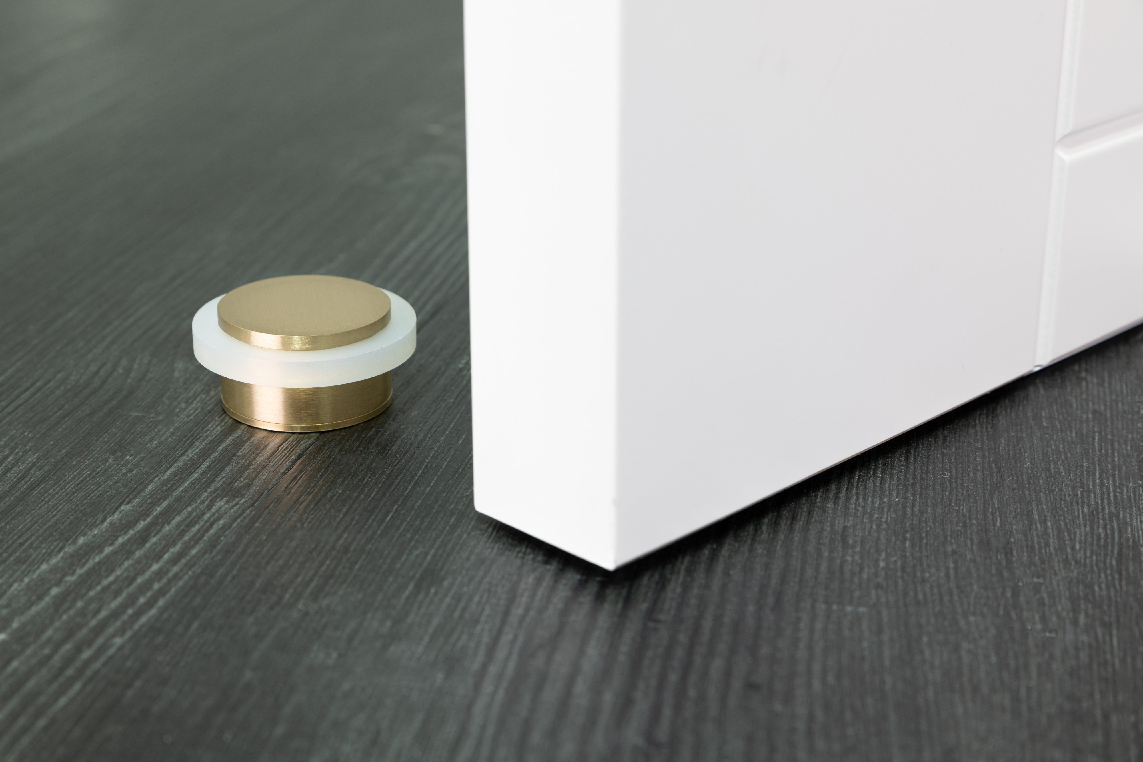 Lot de 2 butées de porte pour sol de 35 x 19 mm, en laiton mat avec caoutchouc protecteur blanc, à visser et adhésives, EVI Herrajes - 2