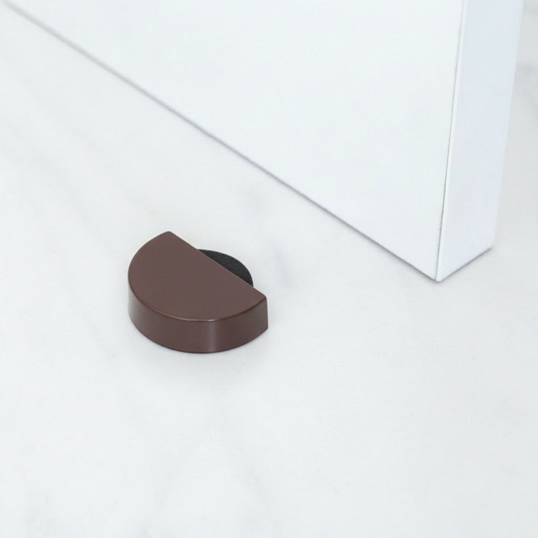 Bloc porte | Style fonctionnel | Protège les murs et les portes contre les impacts | Fabriqué en plastique | Fini chromé brillant | Mesures - 4