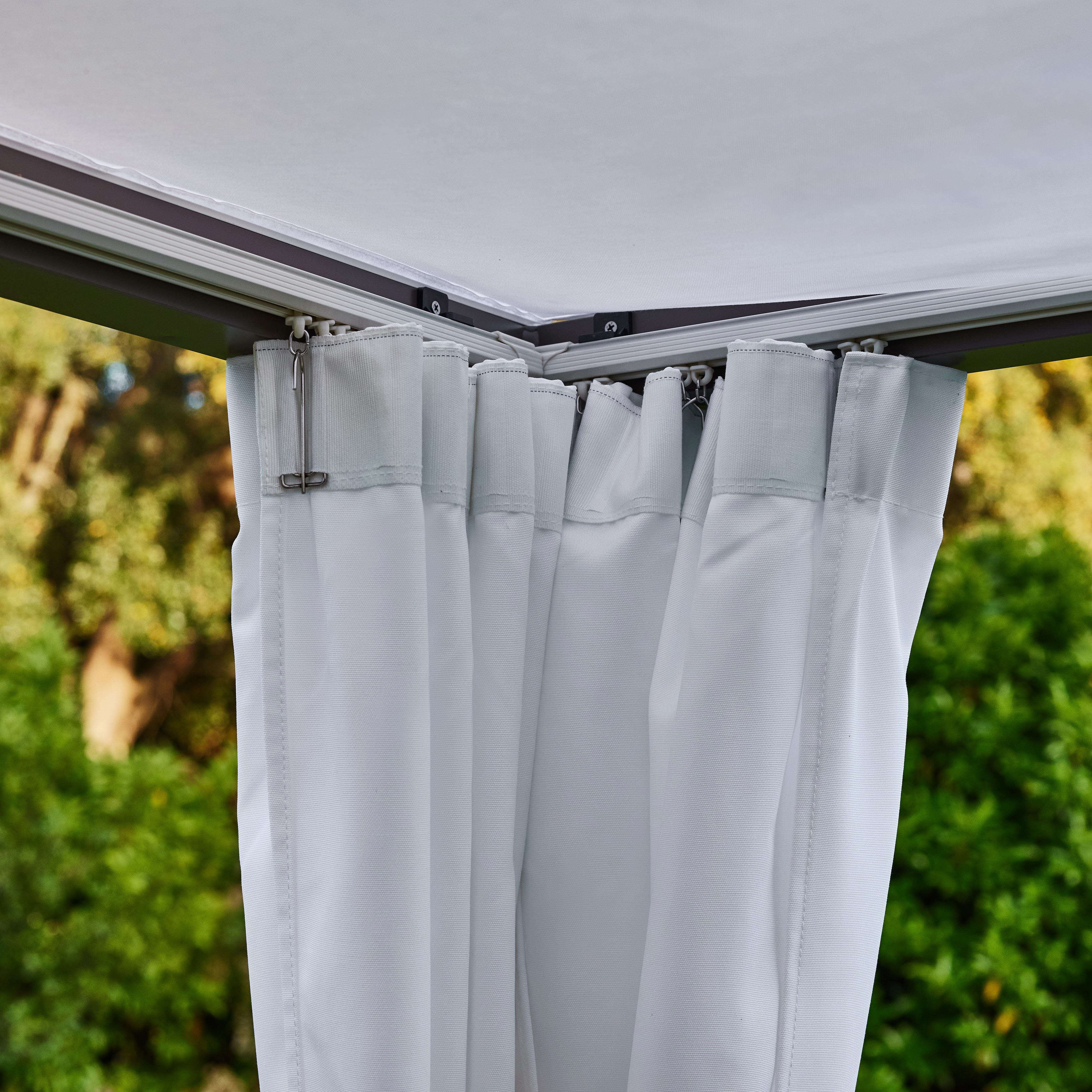 Cama balinesa em alumínio de cor antracite e almofadas brancas - Balinese - 3