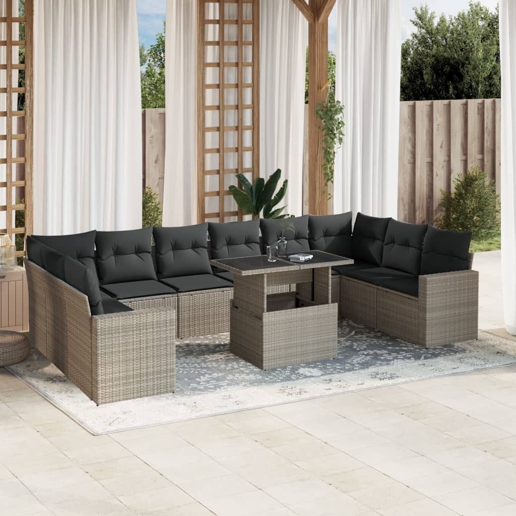 11 muebles de jardín con cojines de resina tejida en gris claro.