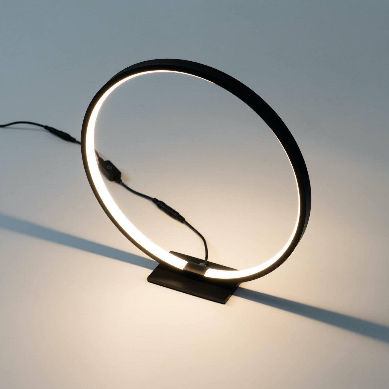 Brubaker Lampada da Tavolo Astronauta - Lampada da Comodino Spaziale da 40 cm con Presa E27 e Spina USB-C - Statua Decorativa del Viaggio Spaziale Dipinta a Mano - Bianco e Oro