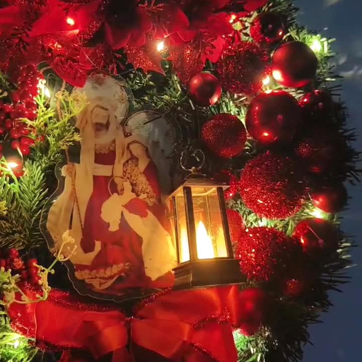 Couronne De Noël 50CM Avec 30 Lumières LED Minuterie 6H Boules Flocons