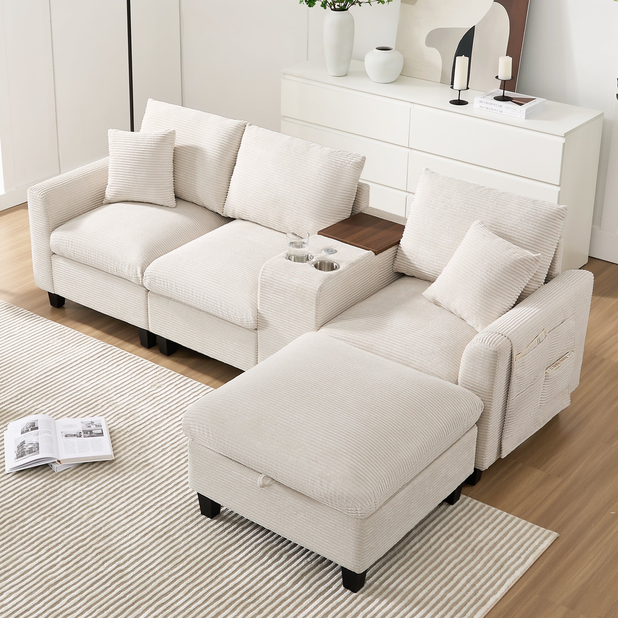 Nowoczesna sofa - z konsolą - 2 uchwyty na kubki - port ładowania USB - kieszenie na podłokietnikach - z poduszkami - beżowa - 3