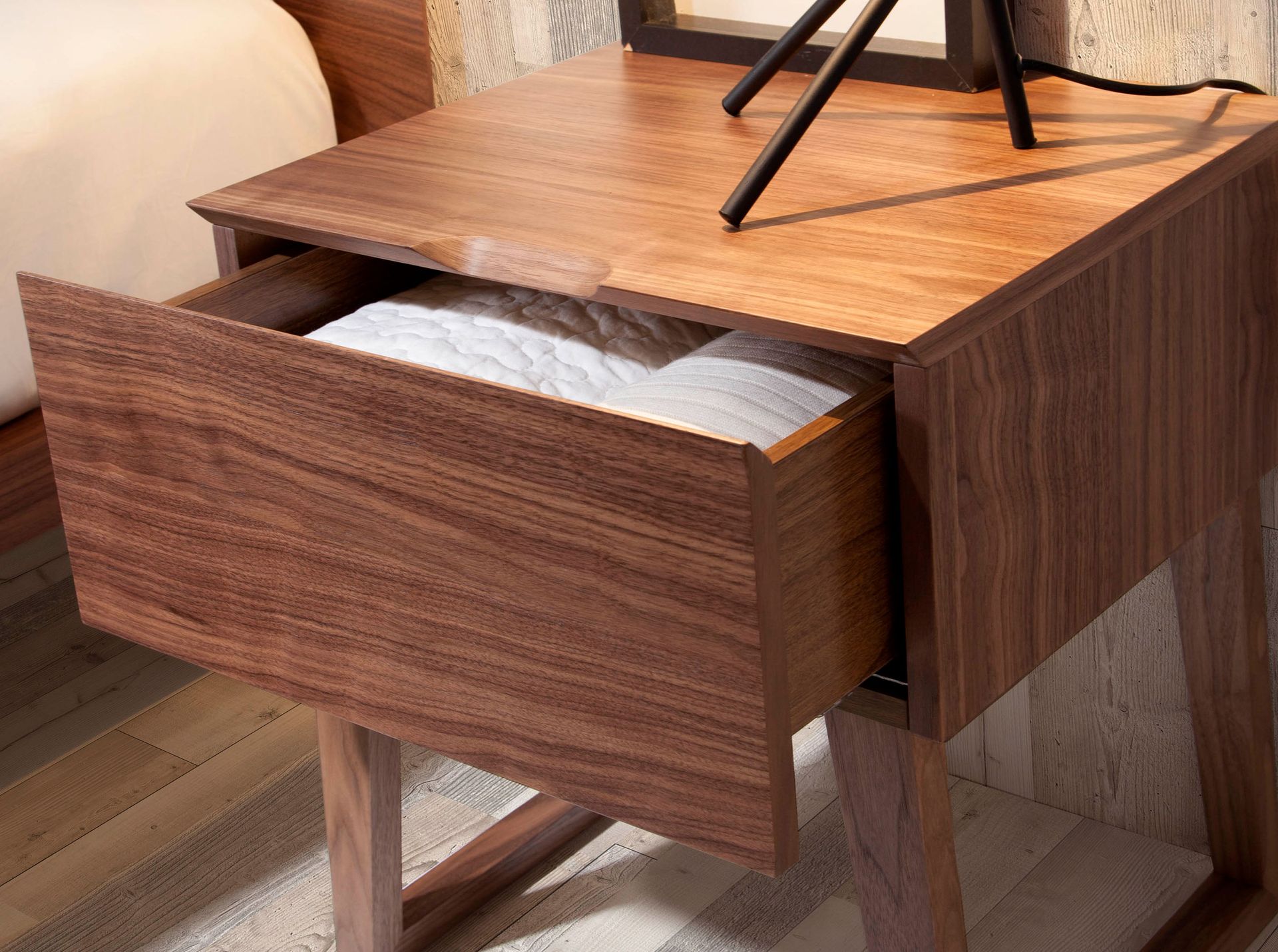 ANGEL CERDA Table de chevet en noyer - 5