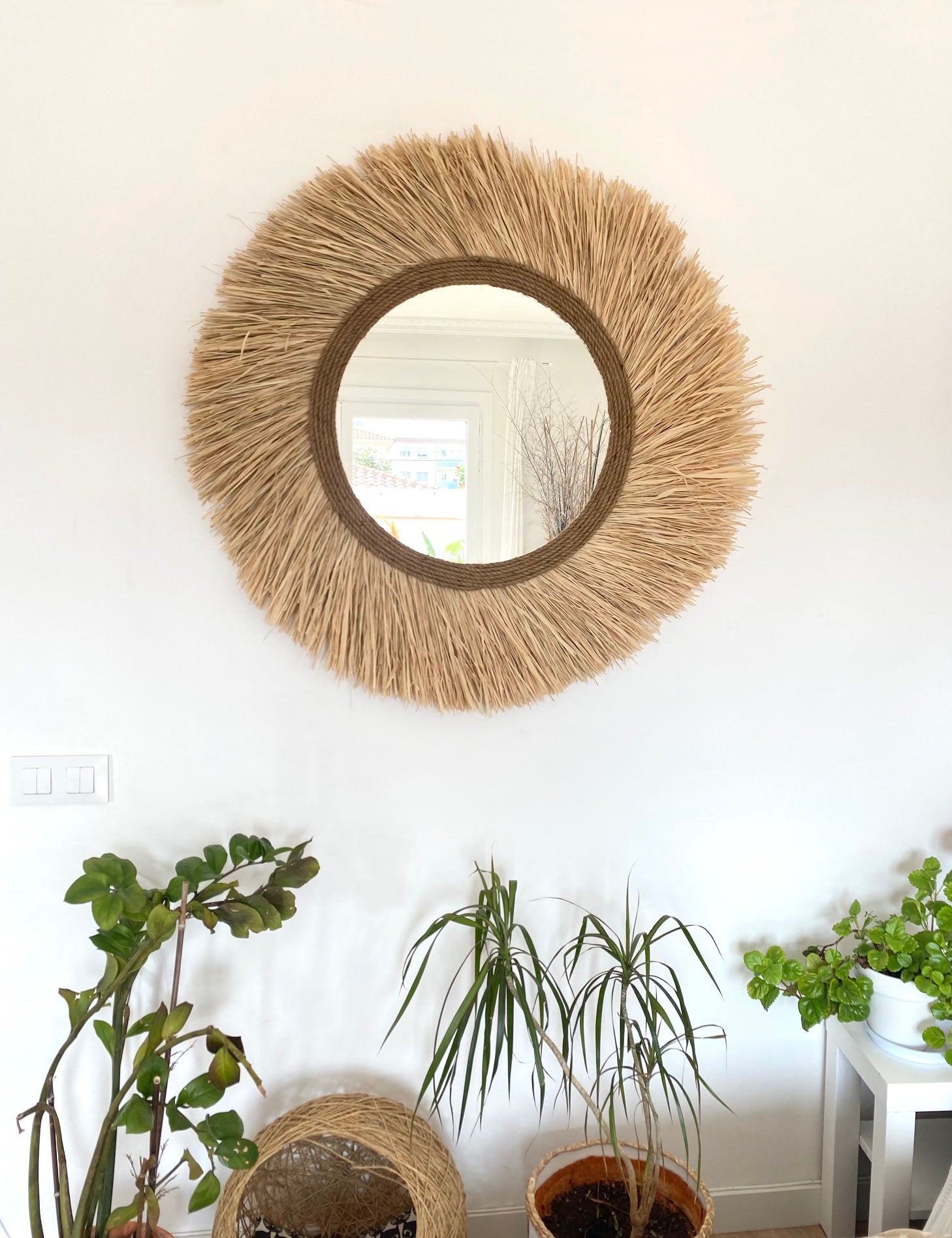 Ręcznie wykonane lustro ścienne z skręconej rafii - TURNED RAFFIA CORD całkowity Ø90 cm - 2
