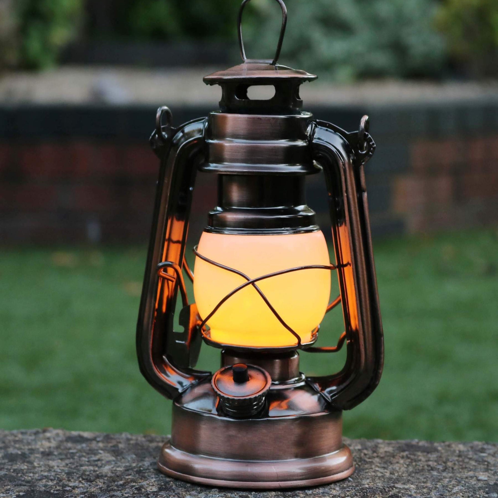 Lanterne Exterieur LED - Lumiere Blanche ou avec Effet de Flammes - Lampe Tempete - 60 Lumens - Design Retro - Etanche - 24 x 15 CM - Finition Laiton - 2