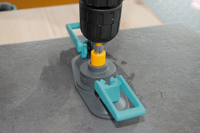 Sega a tazza diamantata da 30 mm con punta guida: perfetta per piastrelle, vetro, ceramica Sega a tazza diamantata da 30 mm con punta guida: perfetta per piastrelle, vetro, ceramica