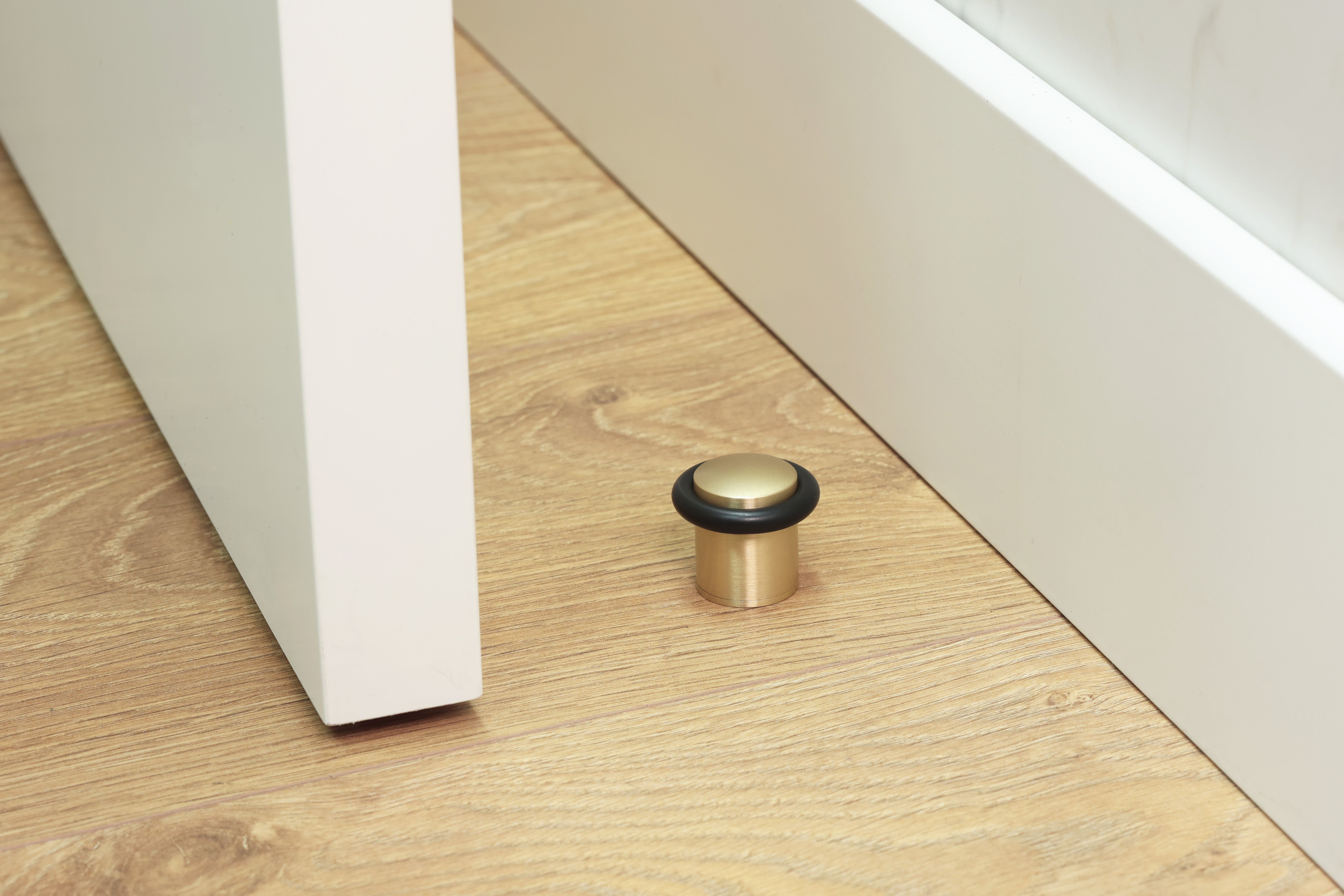 Butée de porte 24 x 30 mm pour sol, laiton avec caoutchouc de protection noir, installation avec vis, EVI Herrajes - 2