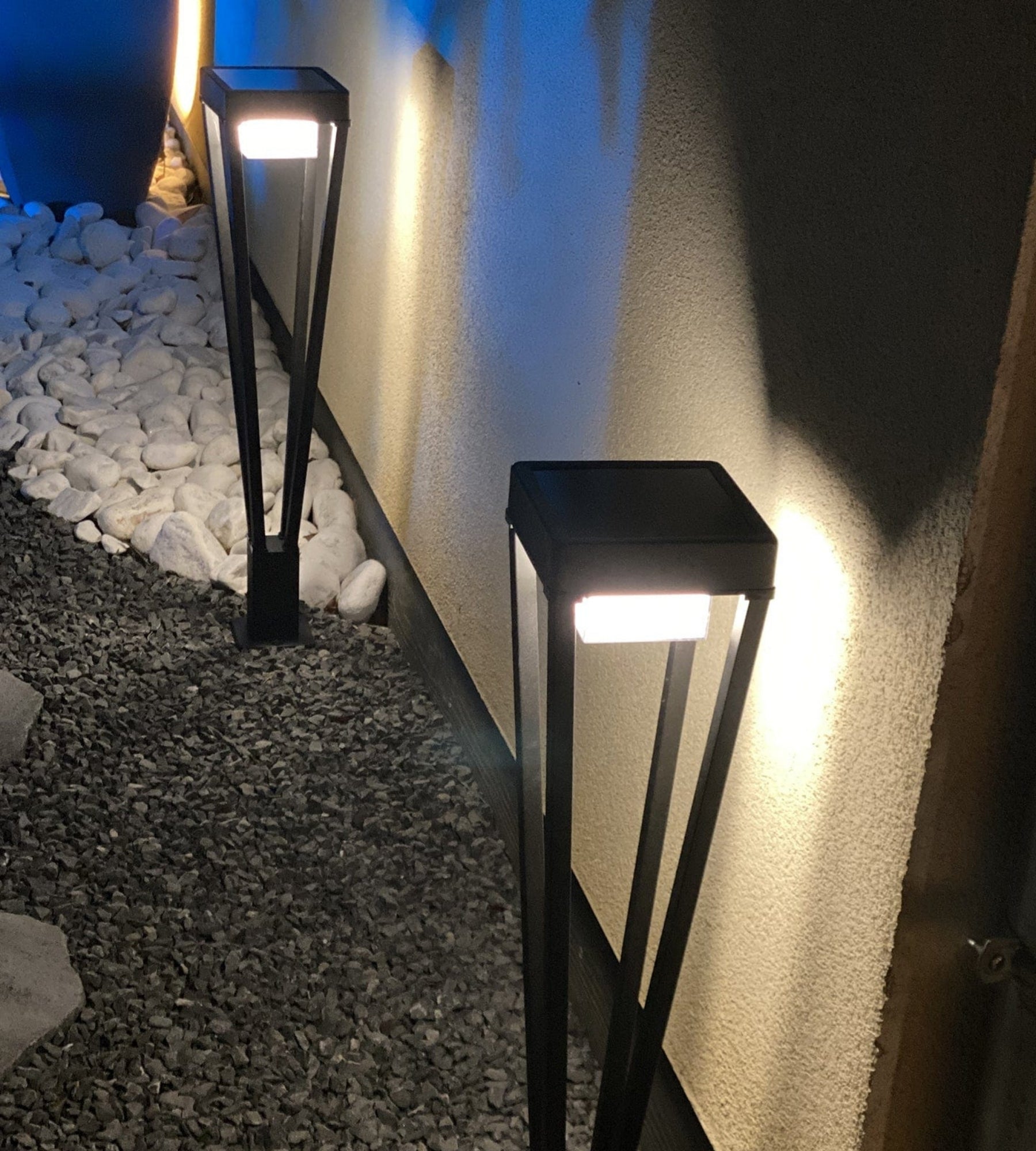 Borne Led solaire LUXOR noire - Détecteur de mouvements - 3 modes d'éclairages 75 à 600 lumens - 9