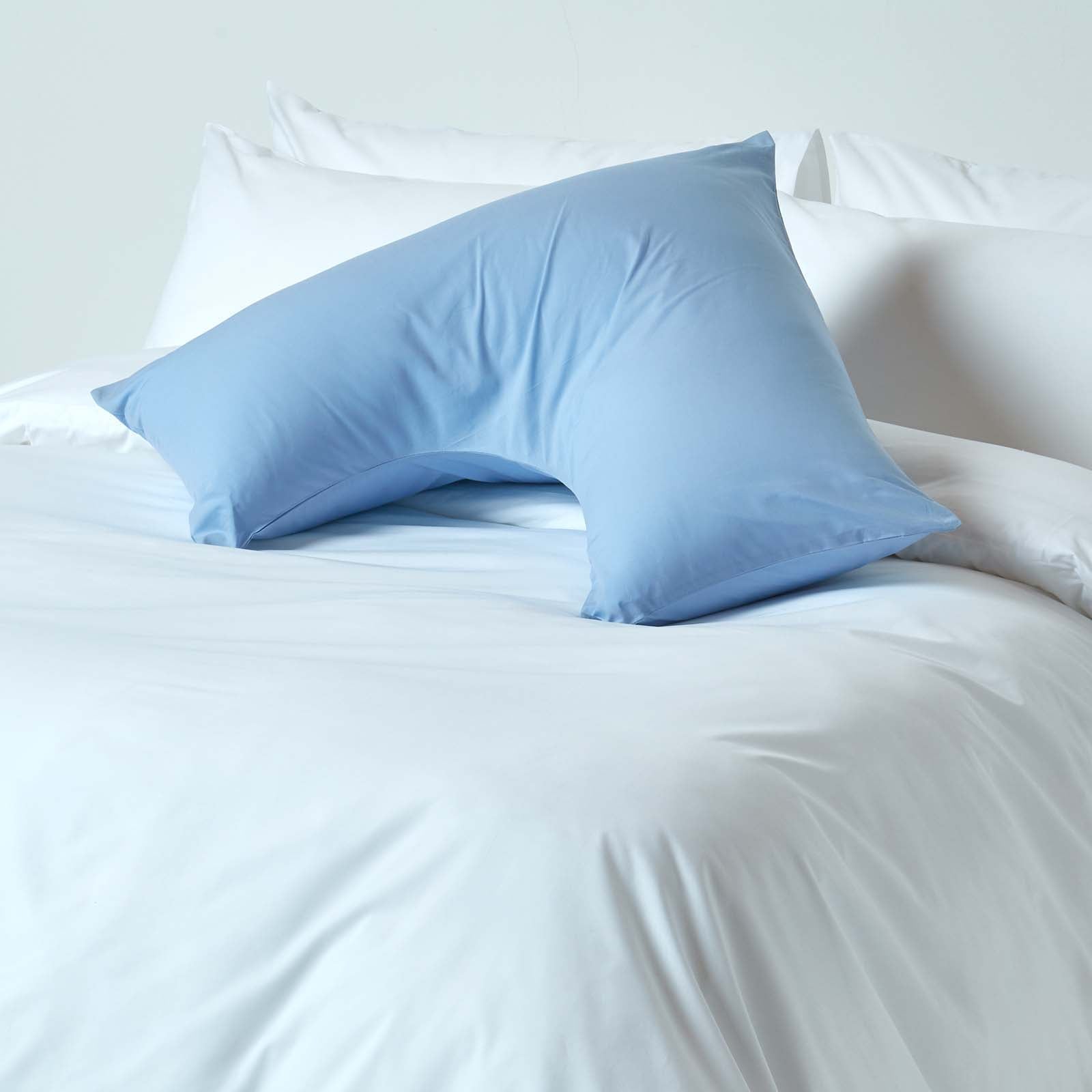 Homescapes Taie d’oreiller spécial oreiller cervical en coton égyptien 200 fils Forme V bleu - 2