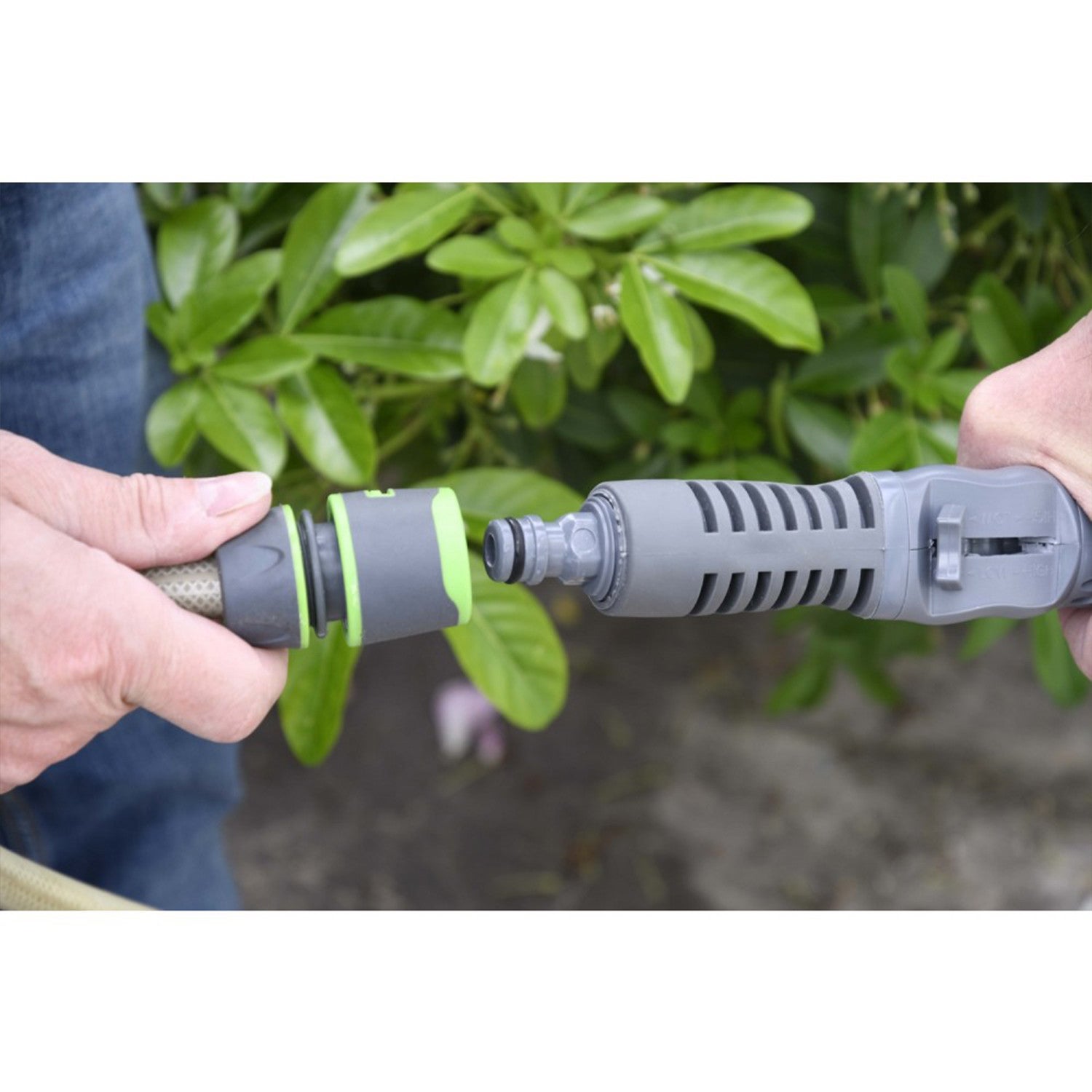 Balai brosse de nettoyage à eau avec 2 brosses, poil dur et poil souple - Manche télescopique alu - Connectable au réseau d'eau - 4