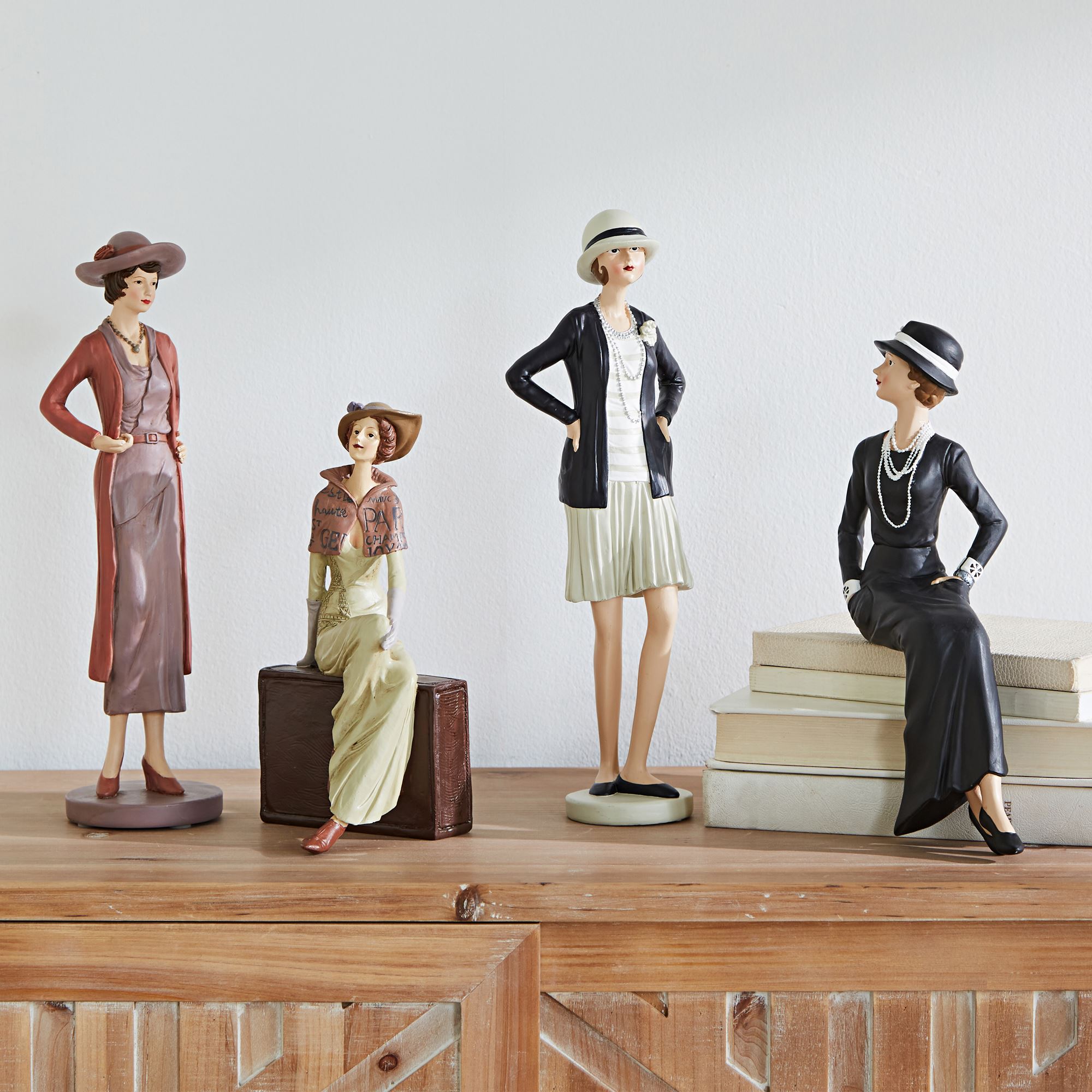 STATUETTE EN RESINE PATINEE H 30 cm FEMME REVEUSE AU CHAPEAU SOCLE BOIS XXème EUR 45,00
