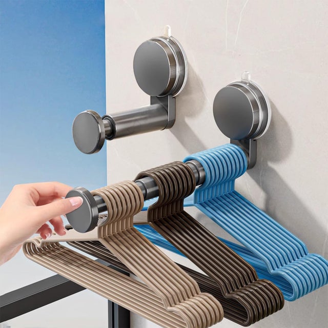 Conjunto de 2 cabides expansíveis cinza com ventosas autoadesivas, economizam espaço e são ideais para organizar roupas no armário.