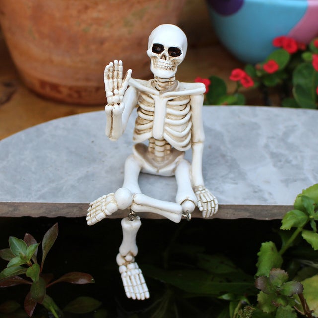 (1 peça) Estátua de esqueleto de Halloween, pequena decoração de mesa de Halloween para o escritório doméstico