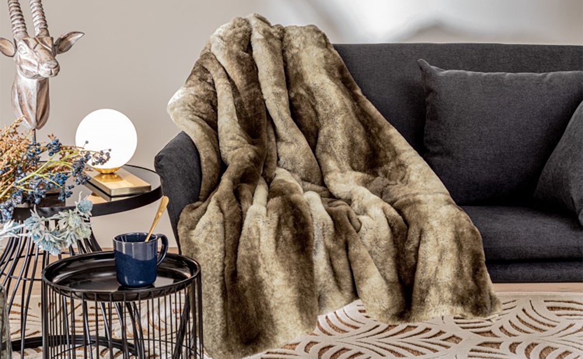 Plaid en fausse fourrure coloris gris - Longueur 160 x Profondeur 1,50 x Hauteur 120 cm - 3