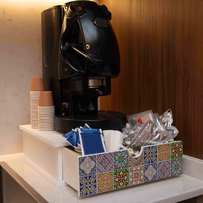 Contenitore Porta Capsule e Cialde caffè Cassetto ORGANIZER White BANANA LEAVES GREY 33x33 cm in legno per casa, cucina, angolo bar ufficio | Leroy Merlin Contenitore Porta Capsule e Cialde caffè Cassetto ORGANIZER White BANANA LEAVES GREY 33x33 cm in legno per casa, cucina, angolo bar ufficio | Leroy Merlin