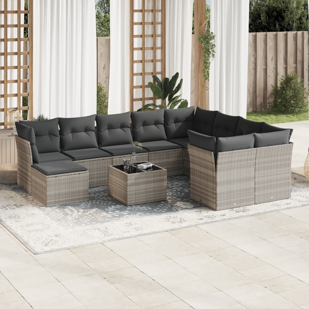 11 muebles de jardín con cojines de resina tejida en gris claro.