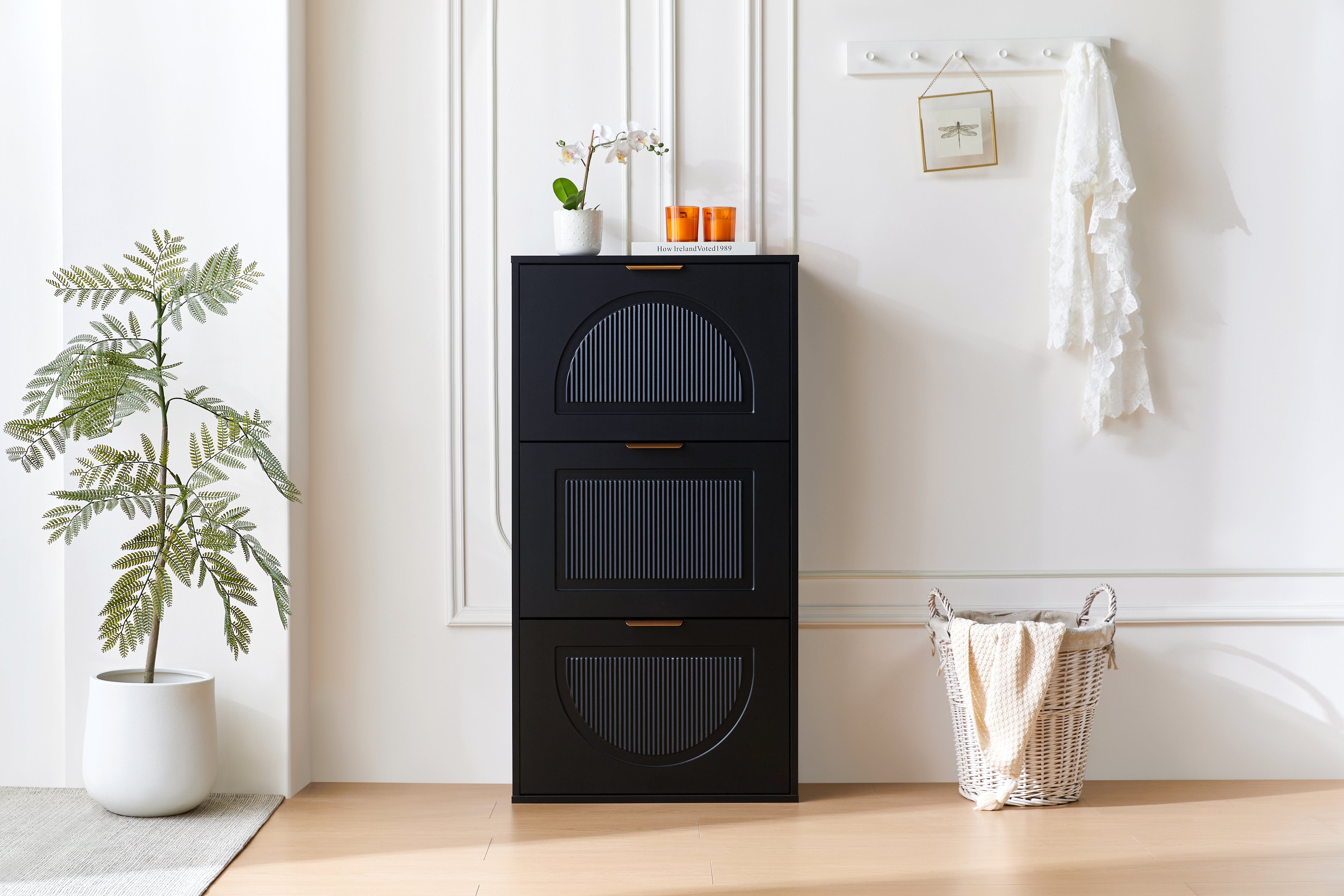 Meuble à chaussures avec 3 portes rabattables - 60 x 24 x 114 cm - MDF et poignées dorés - Noir - 8