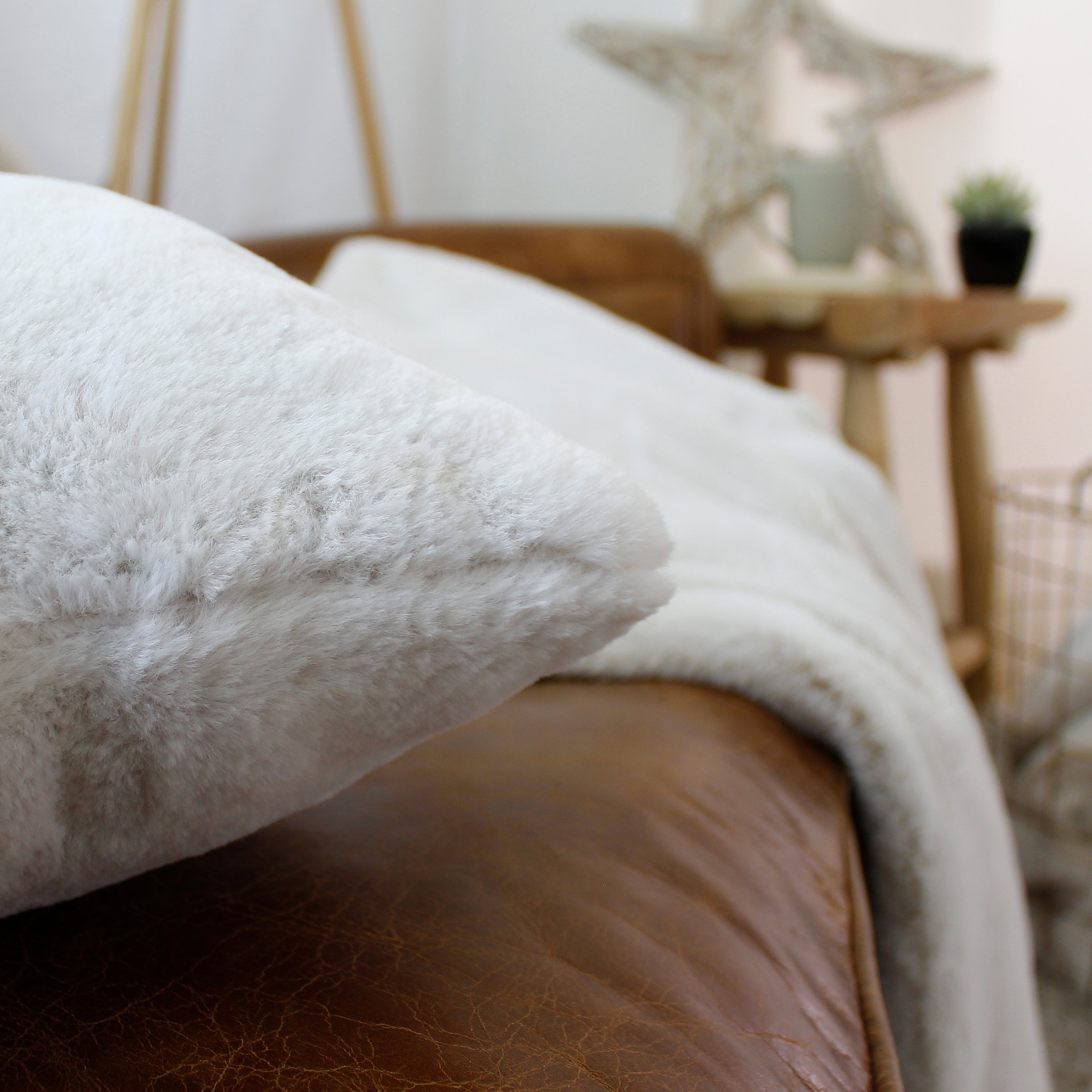 2 Coussins Carré, fausse fourrure recto verso, 40x40cm, Collection Rabbit, CMADECO - Blanc - 3