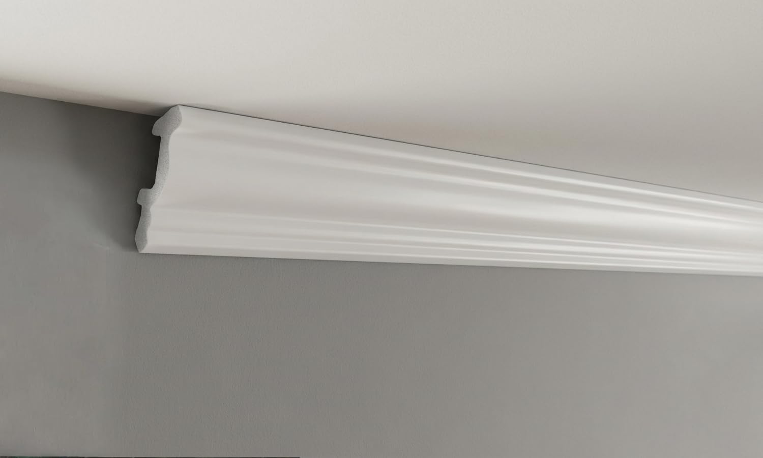 Un escalier avec un plafond décoratif et un luminaire au plafond