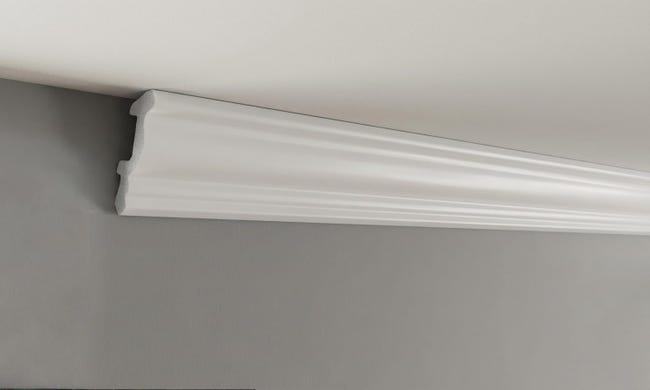 Un escalier avec un plafond décoratif et un luminaire au plafond Un escalier avec un plafond décoratif et un luminaire au plafond
