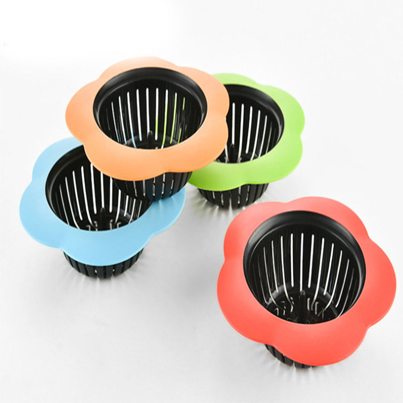 Zestaw 4 plastikowych sitek do czyszczenia rur odpływowych zlewu.