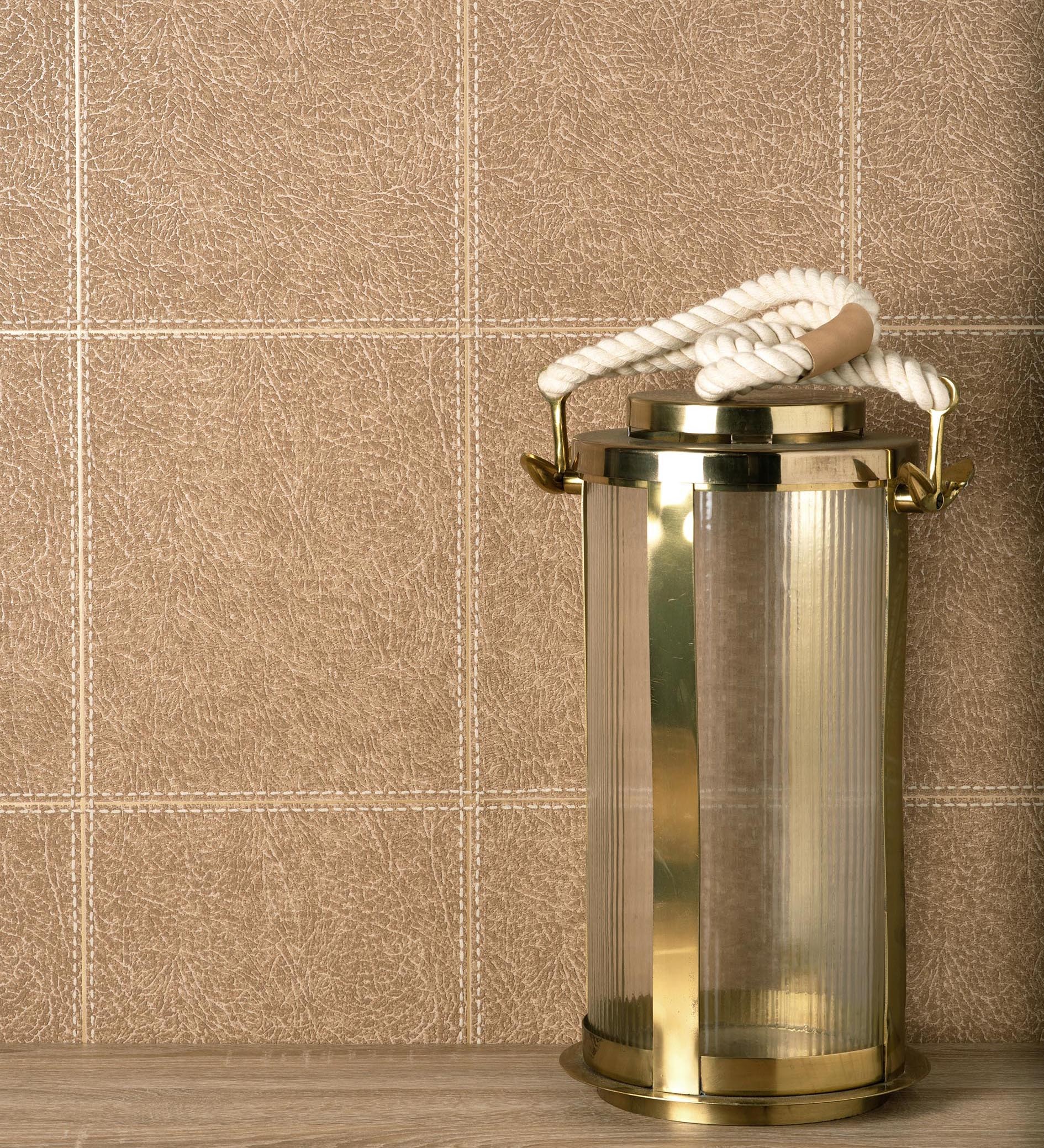 Papel pintado vinílico lavable piel cuadros de cuero cosidos en relieve - makeda 681955 de gaulan - rollo de 10 m x 0,52 m