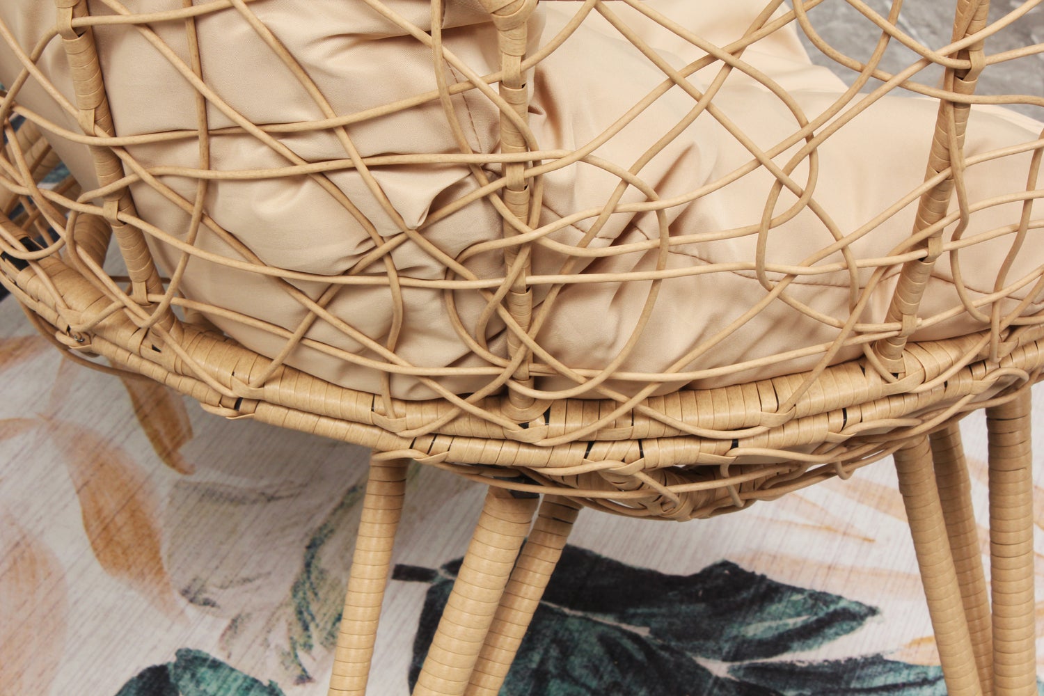 Fauteuil œuf sur pied en résine beige effet rotin JANE - 3