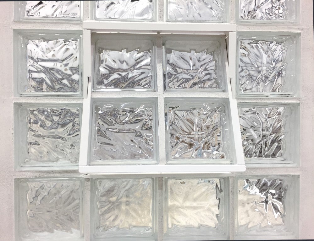 Finestra/telaio per ventilazione, ribaltabile e basculante per 1 mattone di vetro misura cm 19x19x8. Dimensioni: cm 21,5x22,5x8 - 5