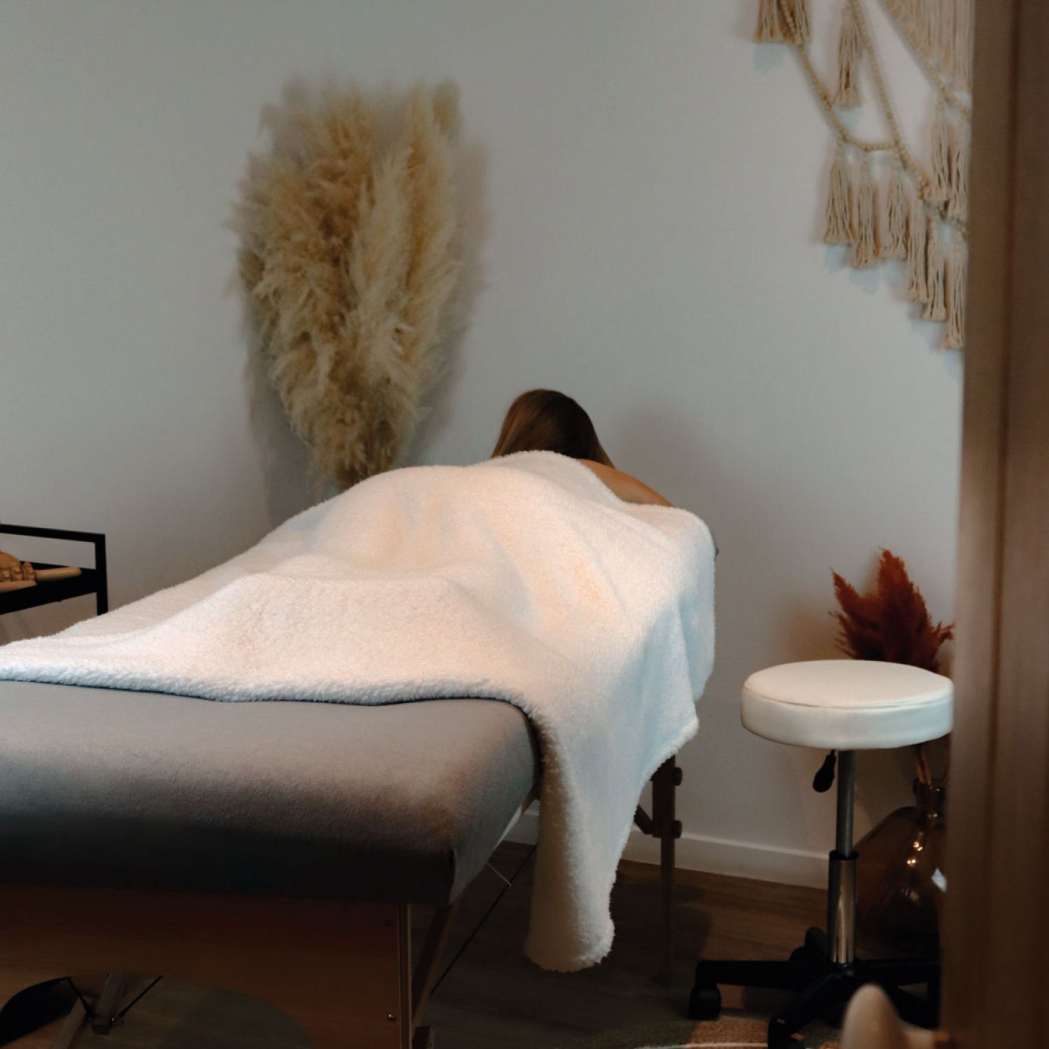 Tabouret rond à roulettes réglable en hauteur de 43.5 à 60.5 cm et pivotable à 360° - Noir - Vivezen - 5