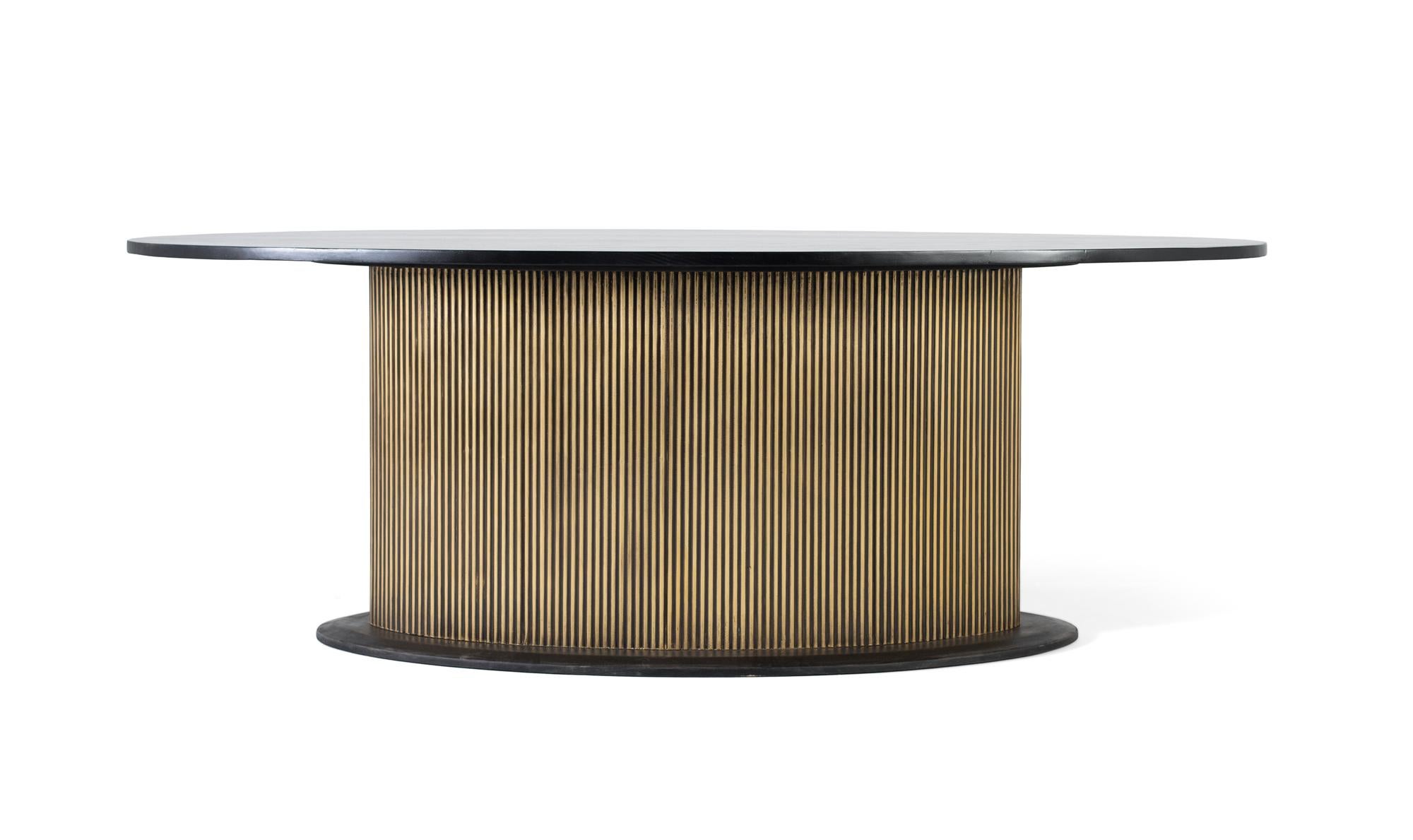 Stół z żłobkiem i paterą z drewna manguier i złotą podstawą 220 cm