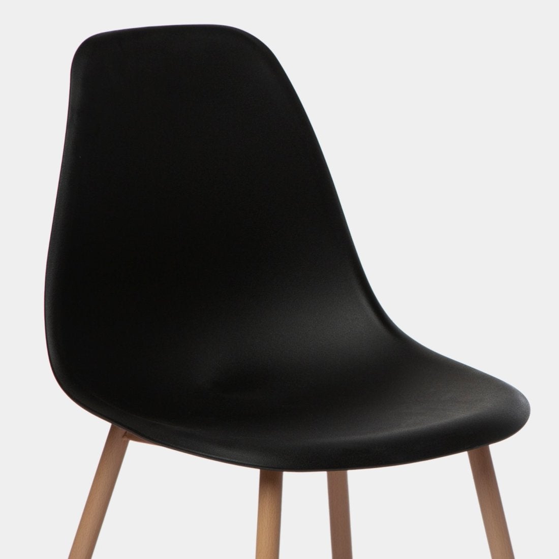 Sedia in polipropilene nera con gambe naturali Nina - 9