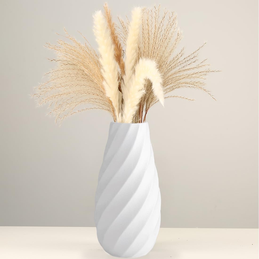 Vaso de cerâmica branca decorado com um padrão espiral texturizado, perfeito para exibir flores secas e juncos - 25 cm. - 3