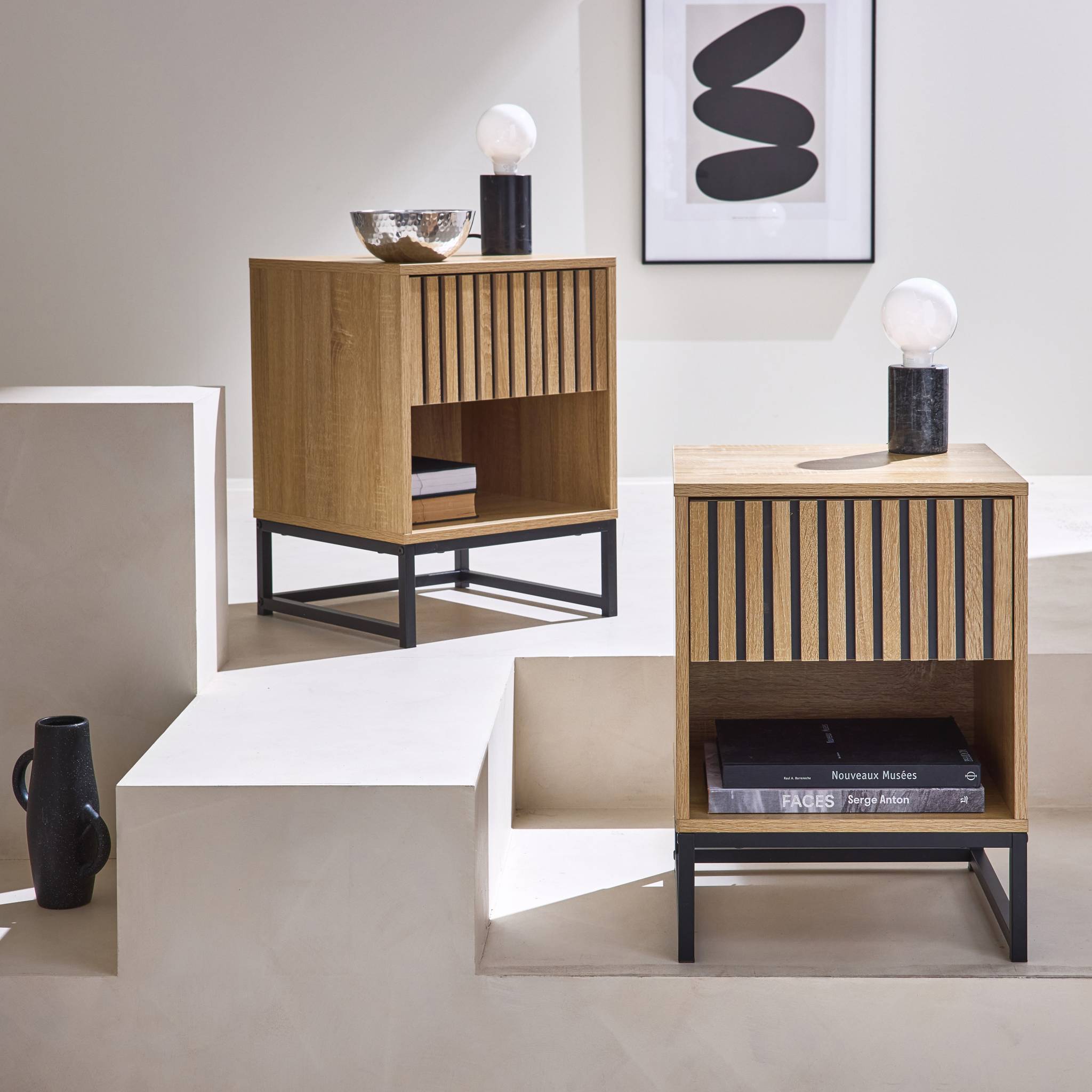 Comodino Moderno Mid-Century Con Stazione Di Ricarica USB E Prese – Cassetto Scanalato, Ripiano Aperto, Marrone