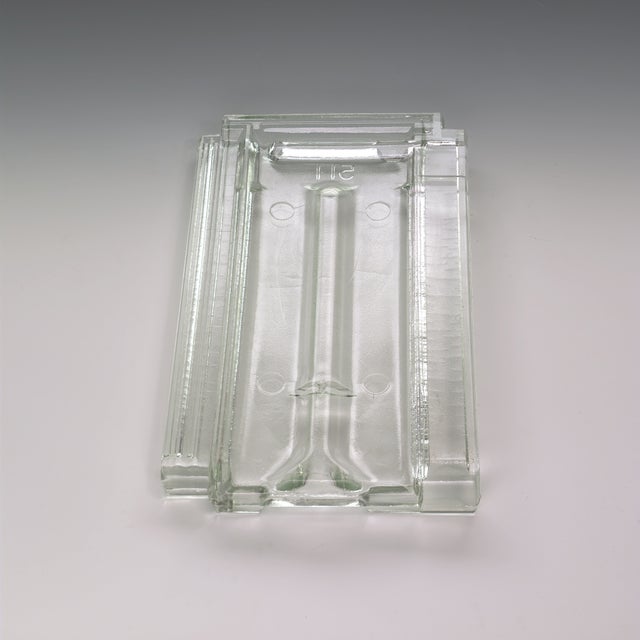 Tuile Marseillaise en verre, pour toit. Dimensions : mm 255x426. Unité de vente : boîte de 8 tuiles