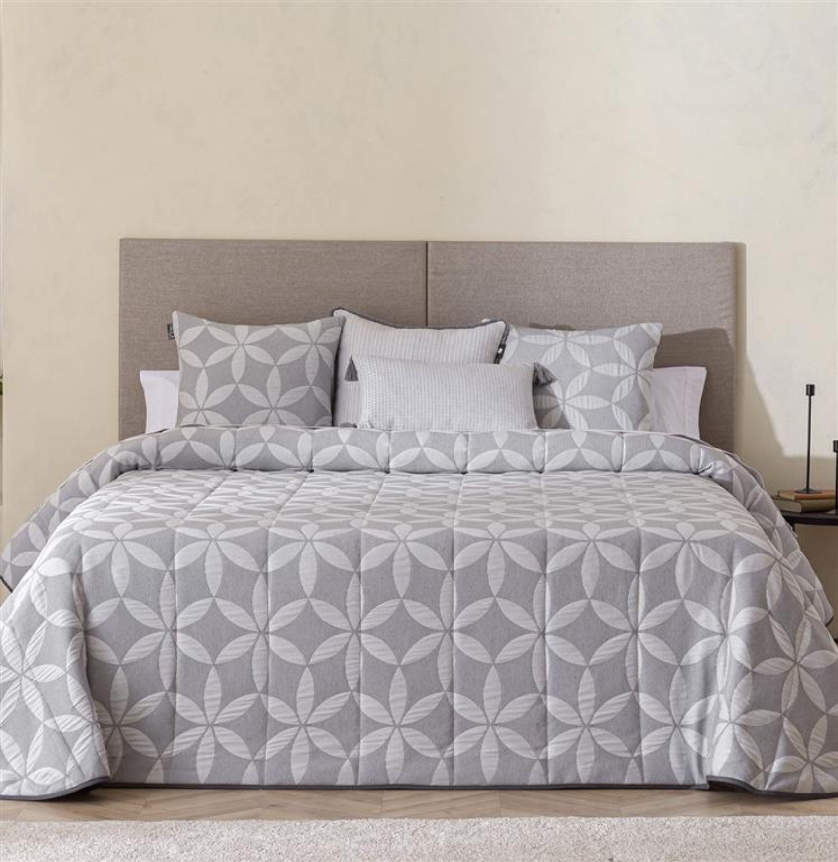 Colcha bouti jacquard deva con relleno de 100 gr gris para cama de 90 cm