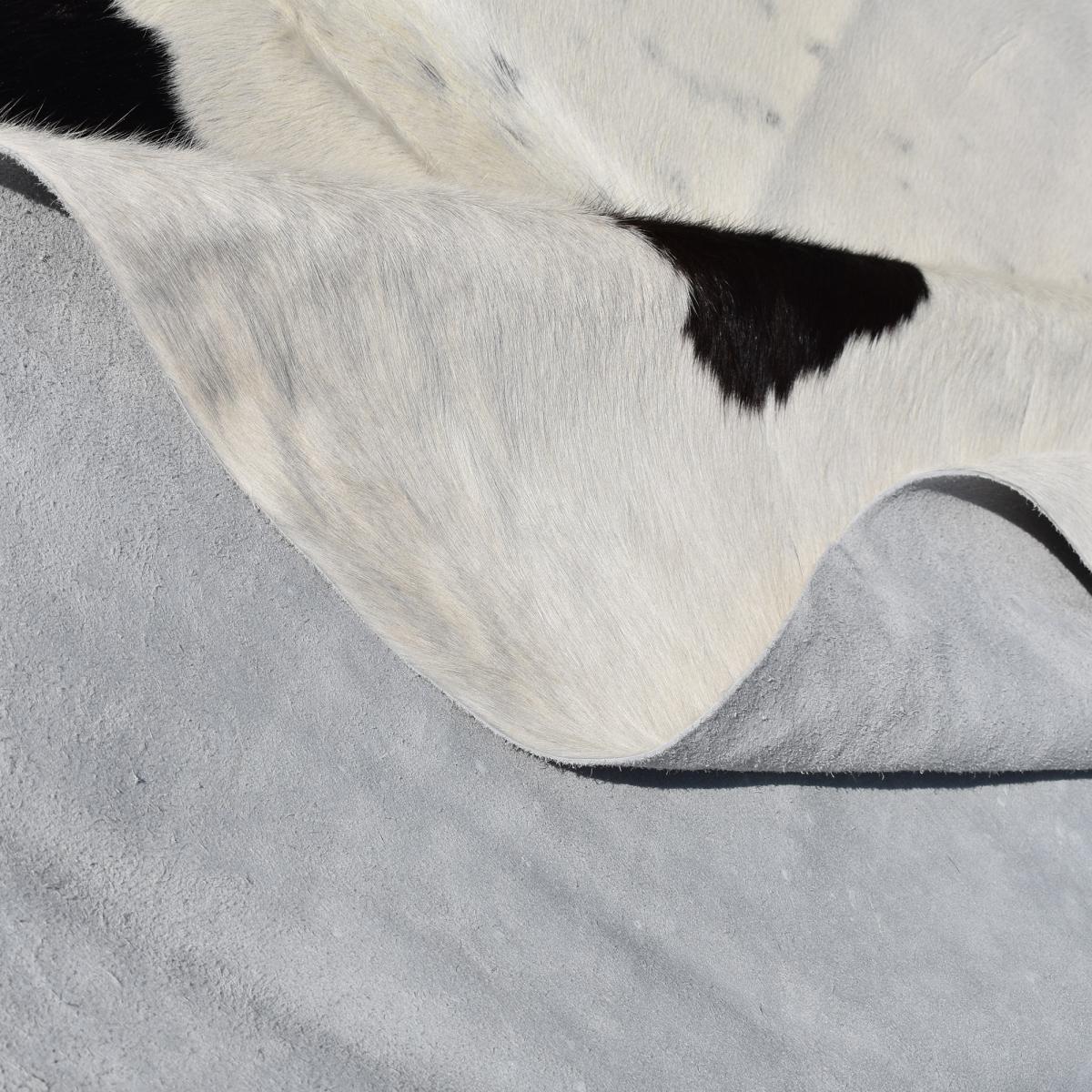 Tapis peau de vache 160x180 kilm fait à la main noir et beige - 4